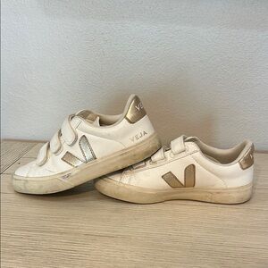 Veja Women's Recife Logo Sneakers